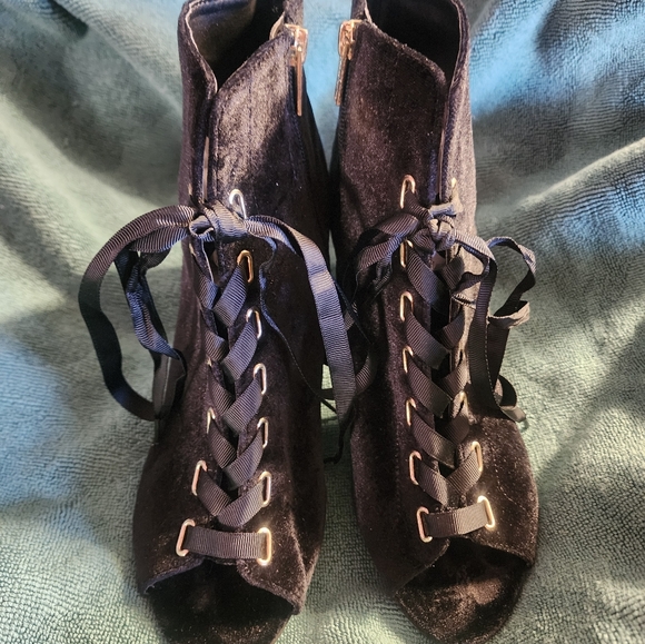 NEW BOOTIES BLACK VEVLELT SIZE 8.5 OPEN TOE LACE UP OR ZIP BY KENNETH COLE - Picture 1 of 7